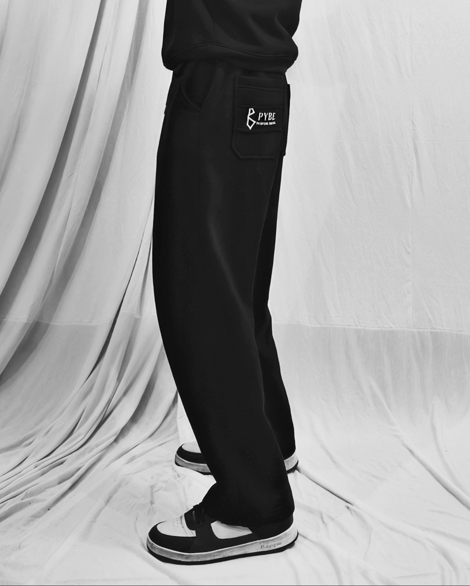 TRACKPANTS