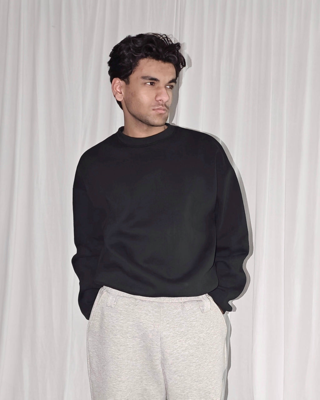 BLACK UNISEX SWEATSHIRT