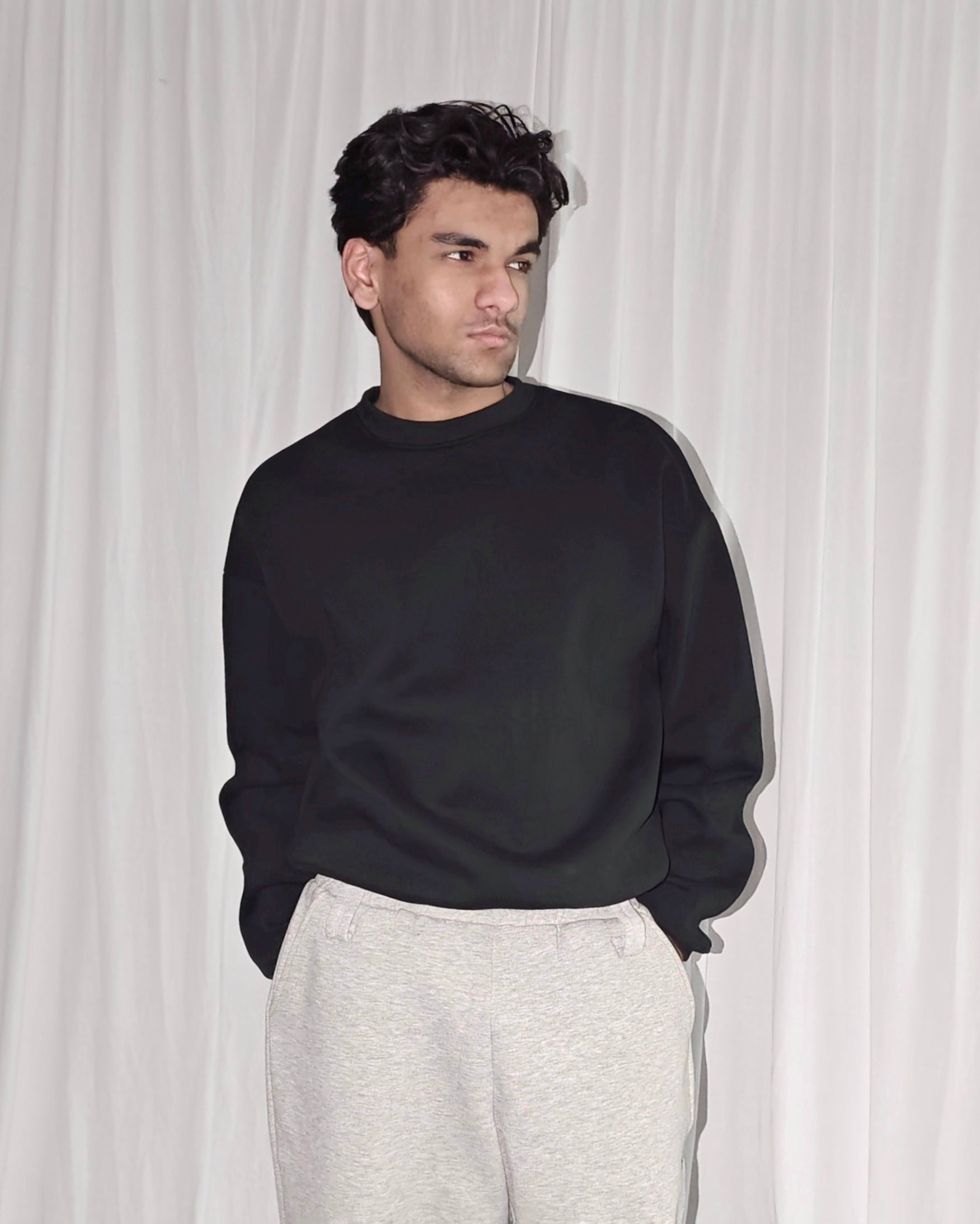 BLACK UNISEX SWEATSHIRT