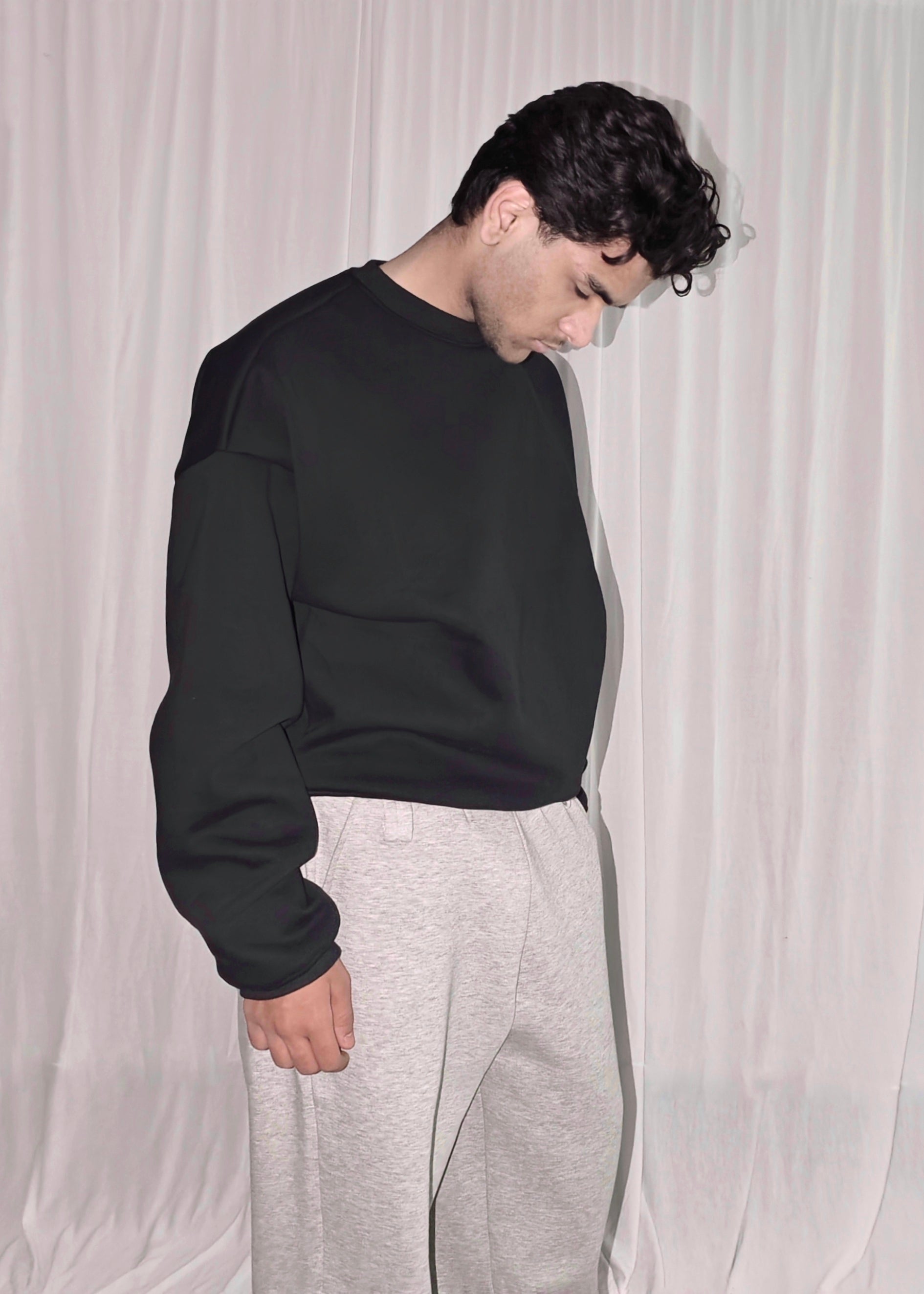 BLACK UNISEX SWEATSHIRT