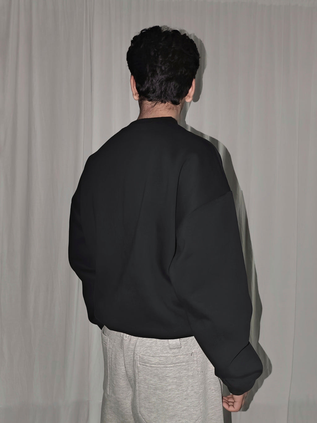 BLACK UNISEX SWEATSHIRT